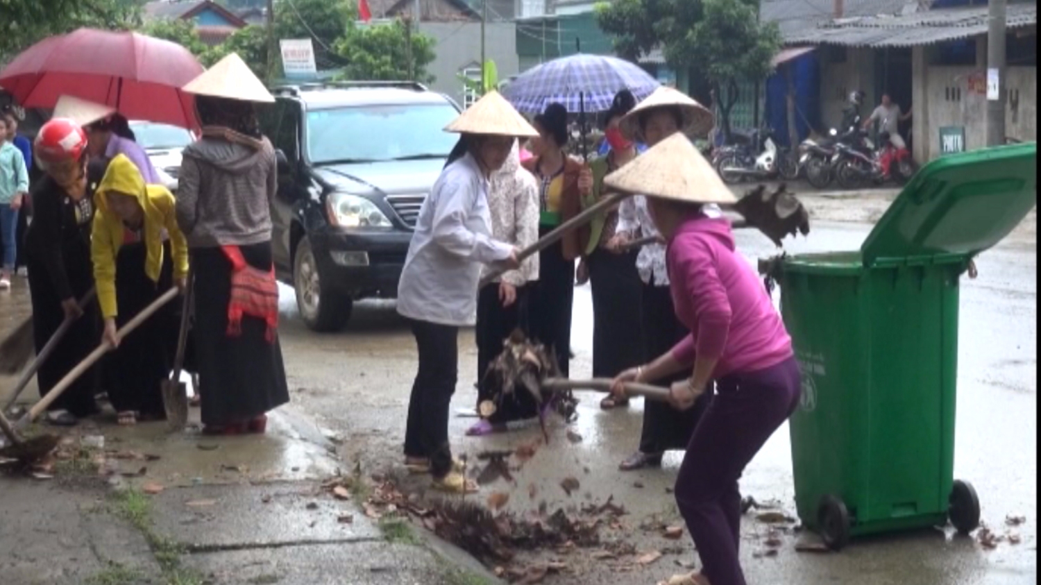 Dân quân xã Quài Cang ra quân dọn vệ sinh môi trường