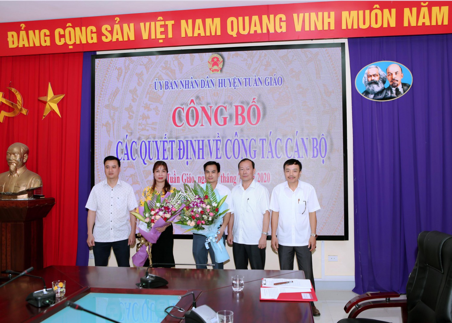 Cơ quan tặng hoa chúc mừng các đồng chí lãnh đạo nhận nhiệm vụ mới