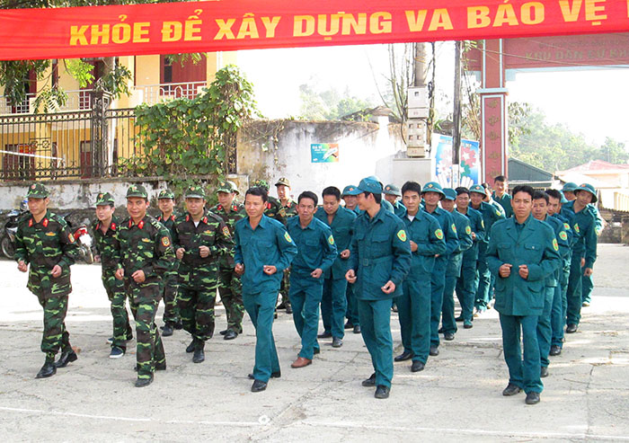 Cán bộ, chiến sĩ LLVT huyện rèn luyện thể lực đáp ứng nhiệm vụ huấn luyện, sẵn sàng chiến đấu.