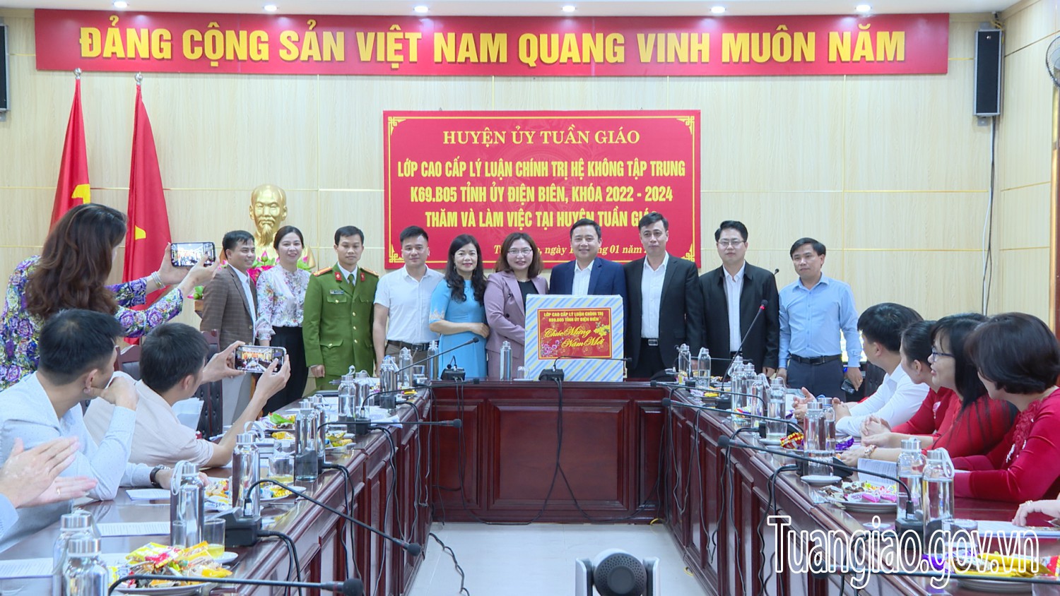 Lớp Cao cấp Lý luận Chính trị hệ không tập trung K69.B05 Tỉnh ủy Điện Biên, khóa 2022-2024 nghiên cứu thực tế tại hình bầu cua tôm cá
