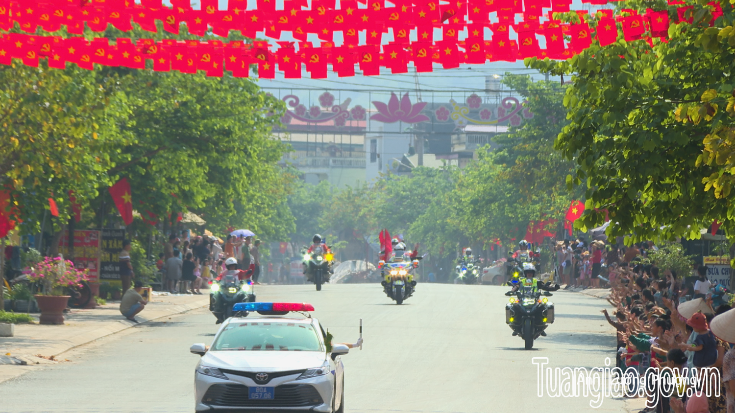 Nhân dân Tuần Giáo chào đón Đoàn vận động viên đua xe đạp “Về Điện Biên Phủ - 2024”