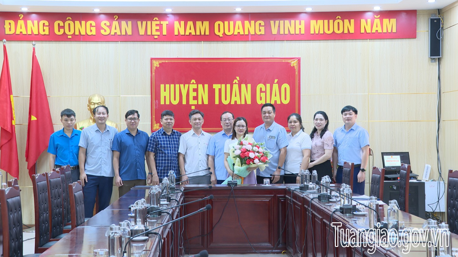 UBND hình bầu cua tôm cá
 Công bố quyết định về công tác cán bộ