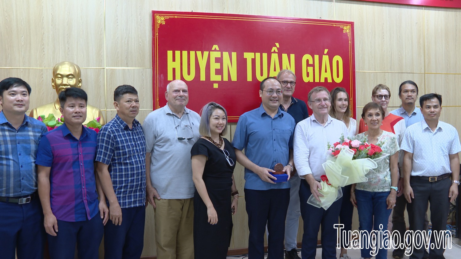 Đoàn công tác Cơ quan phát triển Pháp - AFD chào xã giao lãnh đạo hình bầu cua tôm cá
