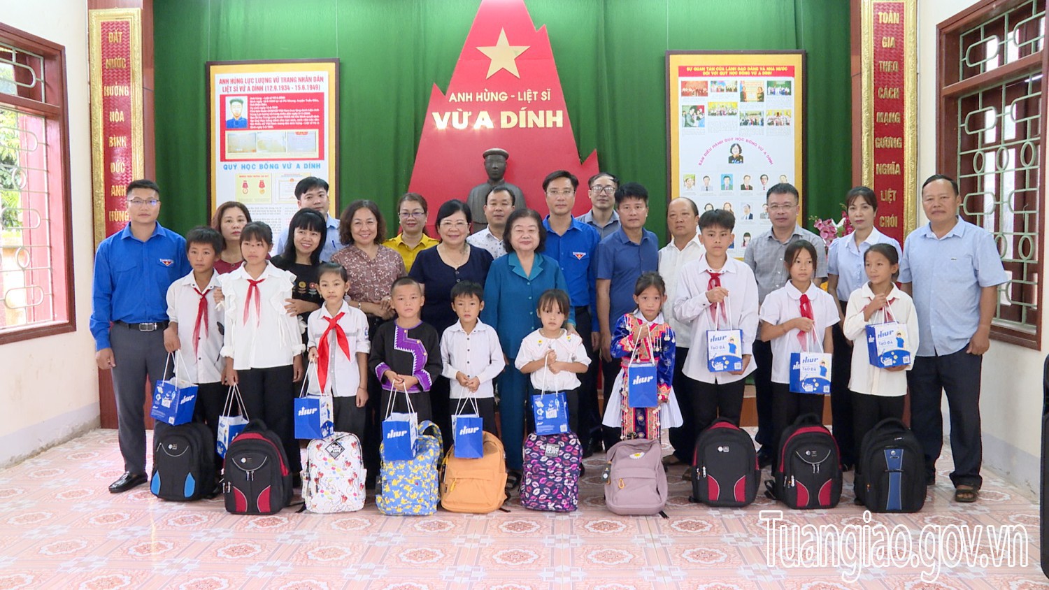 Nguyên Bí thư Trung ương Đảng, Nguyên Phó chủ tịch nước Trương Mỹ Hoa thăm và tặng quà thân nhân gia đình anh hùng liệt sỹ Vừ A Dính