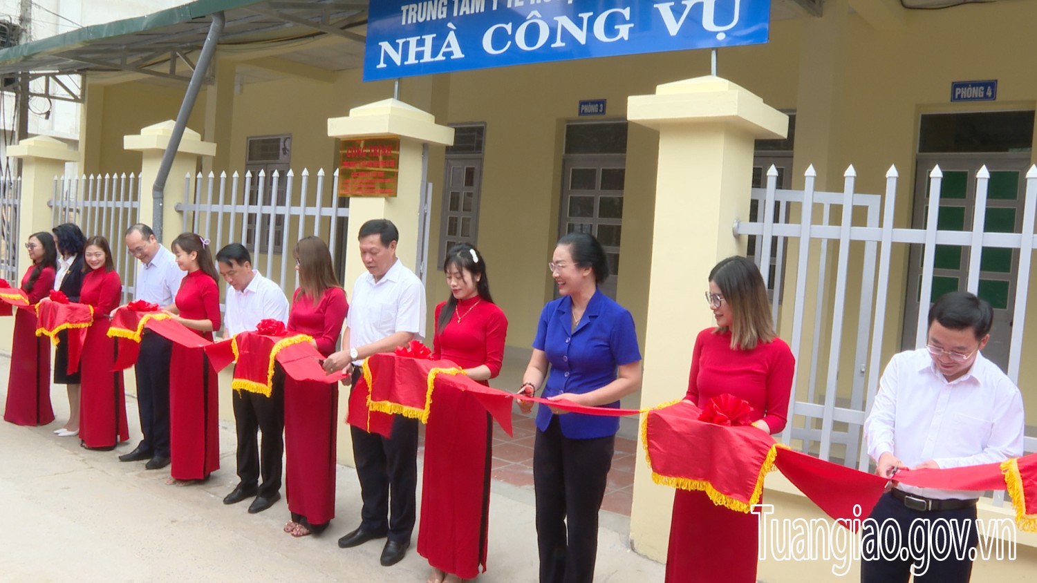 Lễ khánh thành nhà công vụ TTYT hình bầu cua tôm cá
