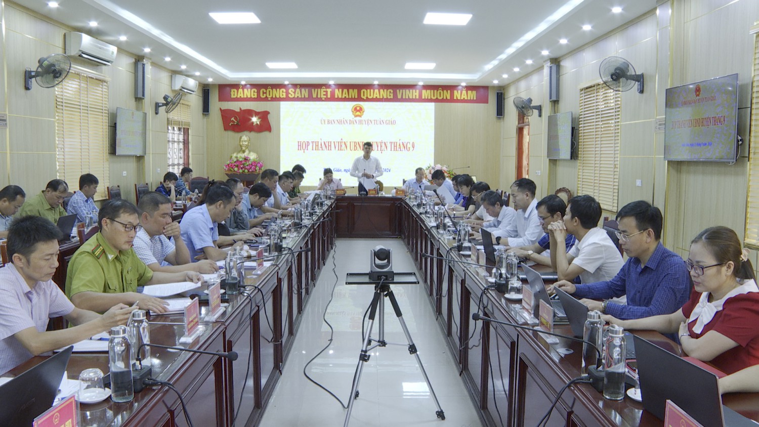 Họp thành viên UBND hình bầu cua tôm cá
 tháng 9 năm 2024