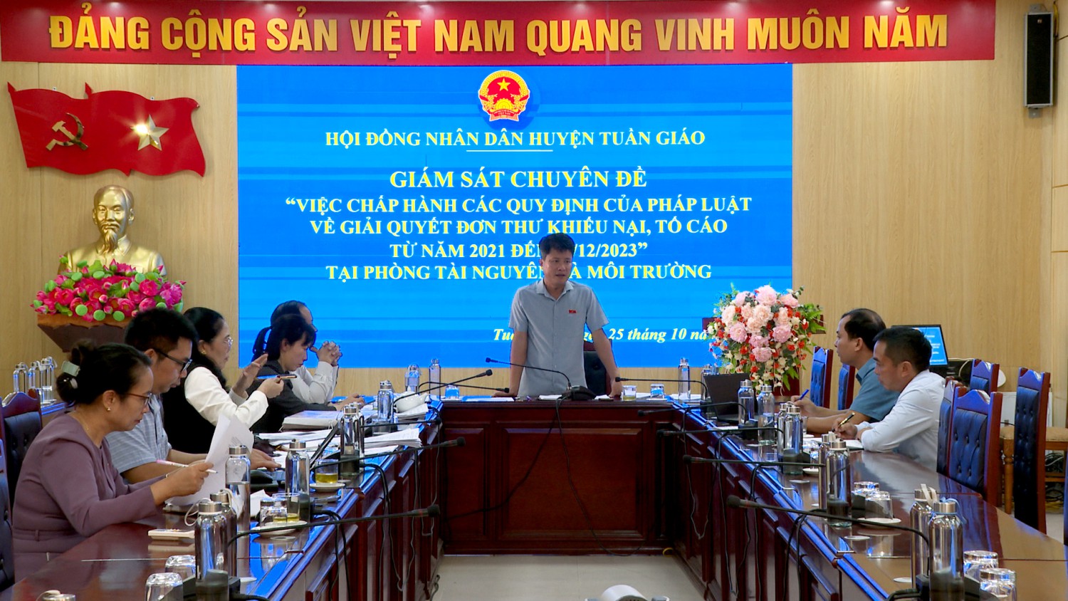 Hội đồng nhân dân huyện giám sát các phòng ban...