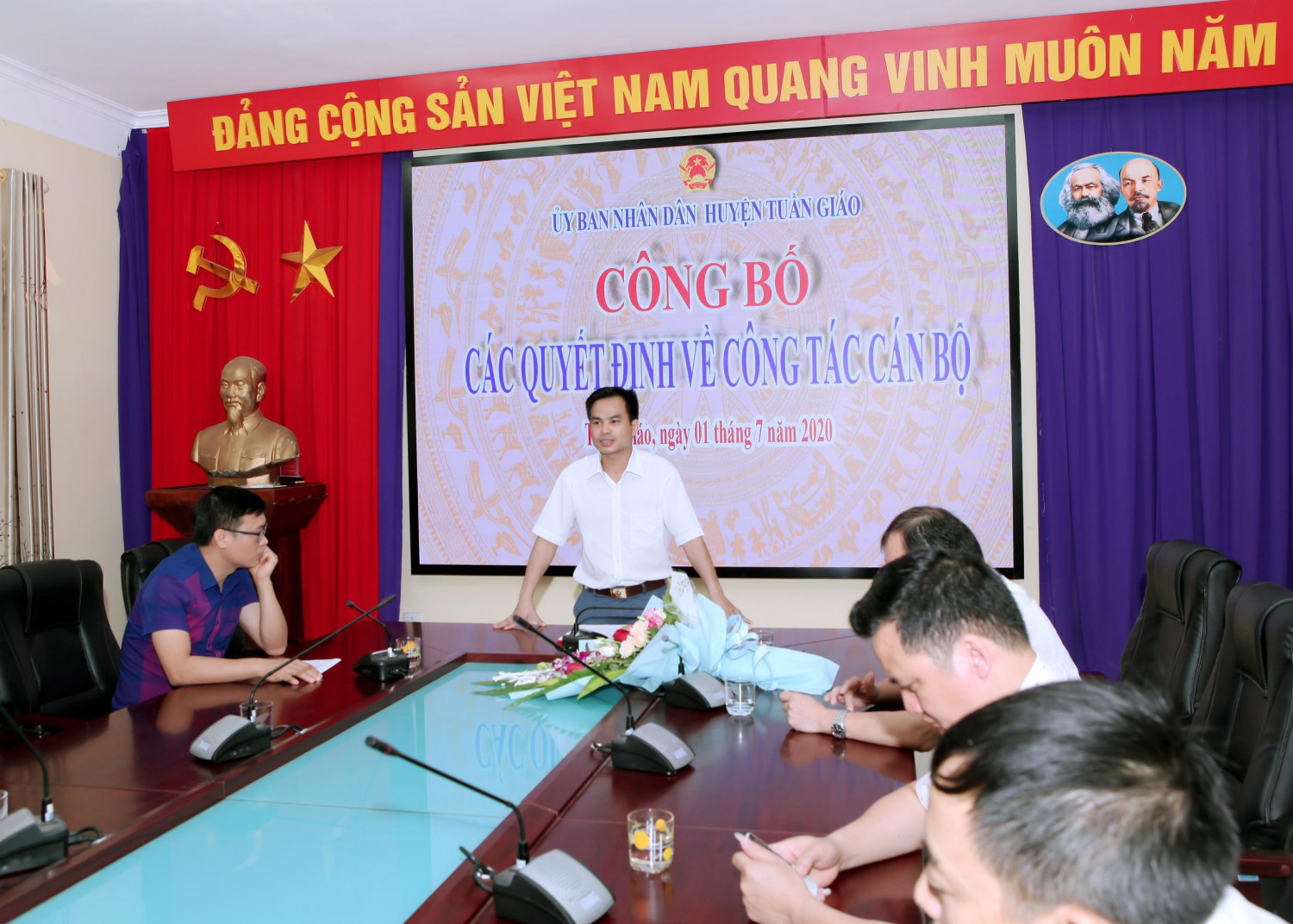 Đ/c Nguyễn Văn Bách - Tân Phó Chánh Văn phòng HĐND - UBND hình bầu cua tôm cá
 phát biểu nhận nhiệm vụ