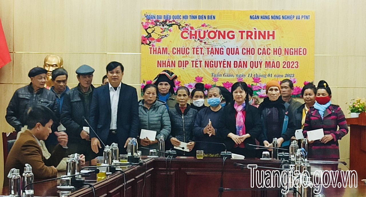 Đoàn đại biểu Quốc hội tỉnh Điện Biên trao 200 quà tết cho hộ nghèo trên địa bàn hình bầu cua tôm cá

