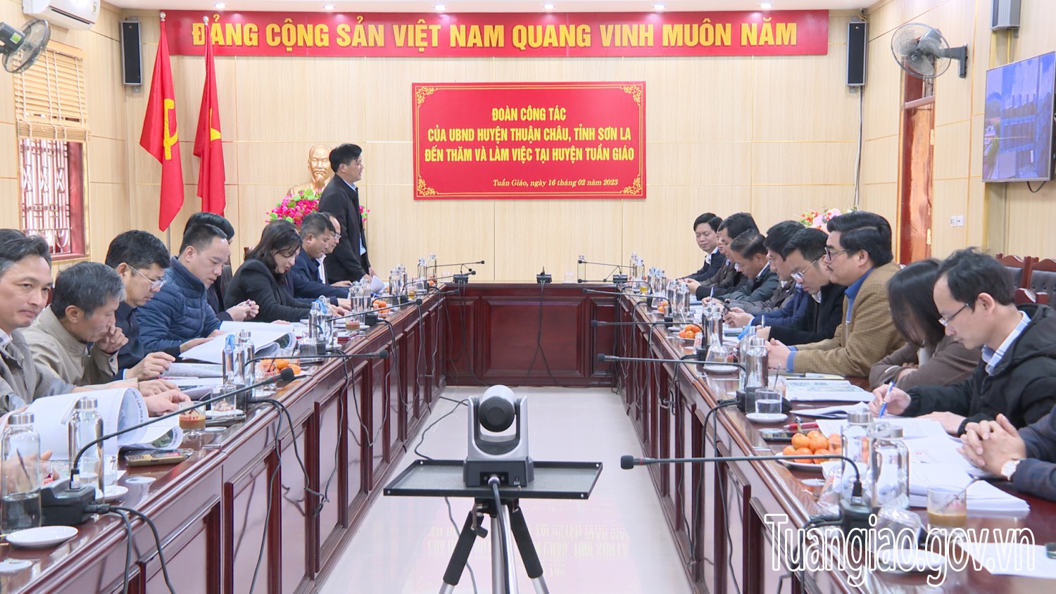 Đoàn công tác của UBND huyện Thuận Châu Tỉnh Sơn La đến thăm và làm việc tại hình bầu cua tôm cá
