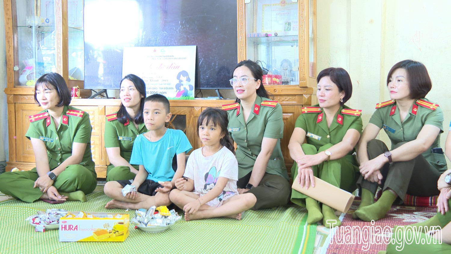 Hội Phụ nữ Công an tỉnh Điện Biên tổ chức thực hiện Chương trình “Mẹ đỡ đầu” tại hình bầu cua tôm cá
