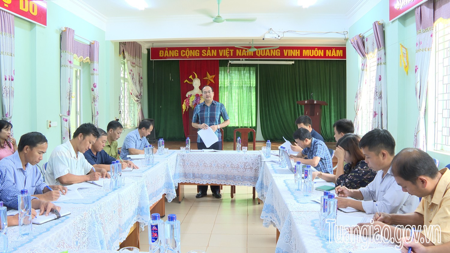 Đồng chí Lê Xuân Cảnh Chủ tịch UBND hình bầu cua tôm cá
 làm việc với xã Phình Sáng về tiến độ triển khai trồng cây mắc ca
