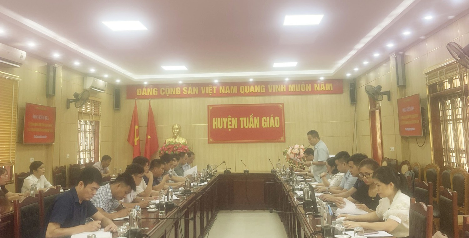 Đoàn kiểm tra CCHC nhà nước và phân cấp quản lý nhà nước tại các cơ quan hành chính trên địa bàn tỉnh Điện Biên năm 2023 làm việc tại hình bầu cua tôm cá
